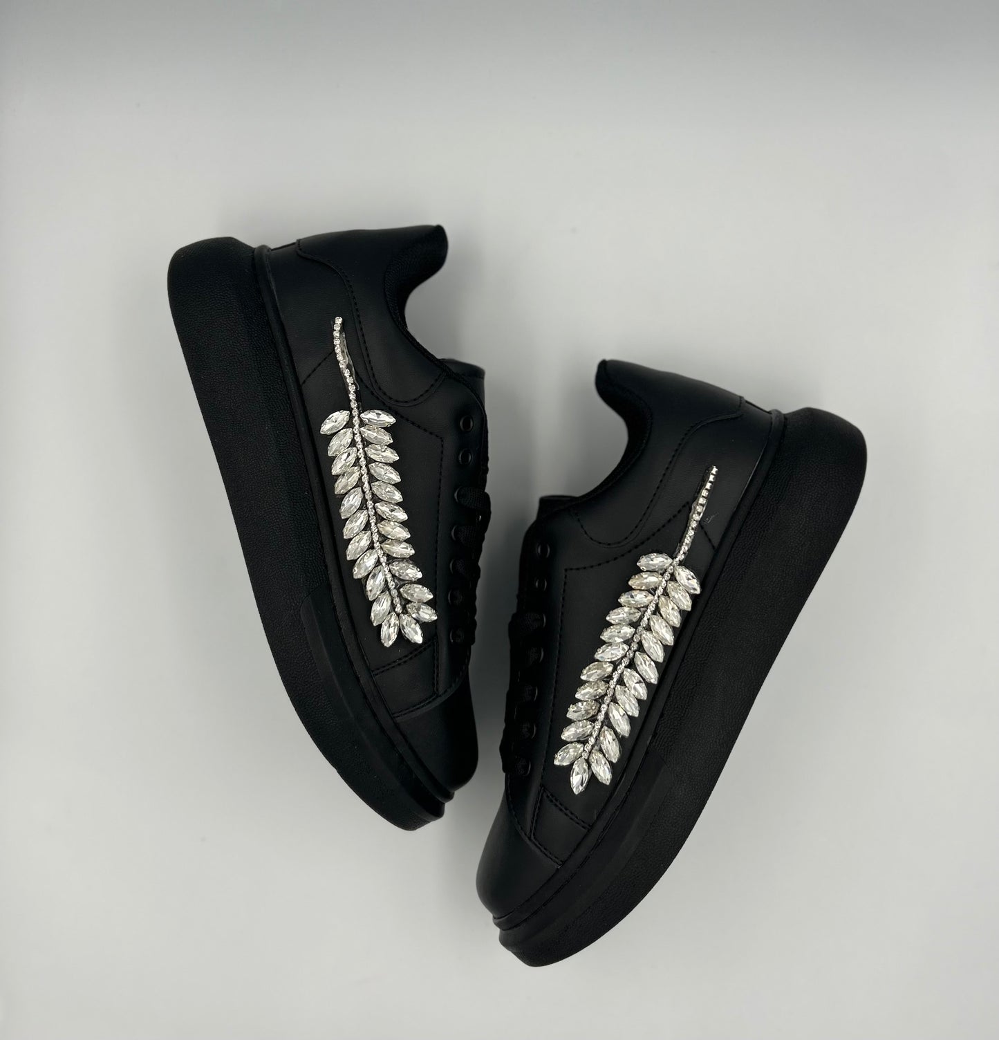 “VITTORIA” LOW-TOP BLACK SNEAKERS WITH LEAF ACCESSORY